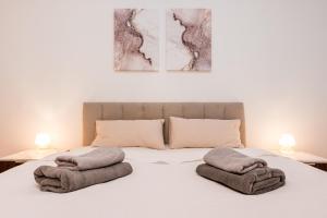 1 dormitorio con 1 cama con toallas en Schiller Apartment Neukölln, en Berlín