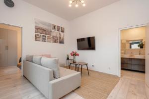 a white living room with a couch and a tv at Cosy Apartment nähe Potsdamer Platz in Berlin