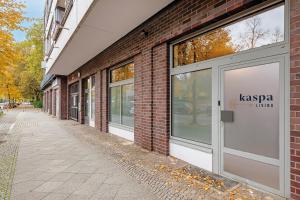 un edificio de ladrillo con un letrero de clínica kasapa en la puerta en Cosy Apartment nähe Potsdamer Platz, en Berlín