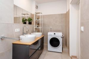 a bathroom with a washing machine and a sink at Cosy Apartment nähe Potsdamer Platz in Berlin +1 photo