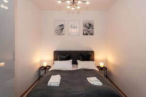 um quarto com uma cama com duas toalhas em Cosy Apartment nähe Potsdamer Platz em Berlim