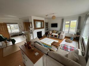 sala de estar con sofá y mesa en Hughie's Farm Cottage, en Ballyliffin