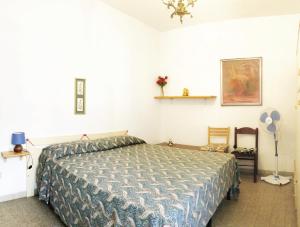 a bedroom with a bed and a fan at Appartamento SARA a Marina di Cecina by Zoom In Earth in Marina di Cecina