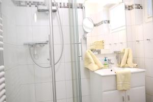 Et badeværelse på Dünengras + 7 billeder