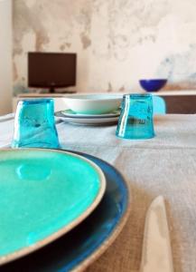 una mesa con dos placas azules en una mesa en Casa Contessa lago Maggiore, en Caravate