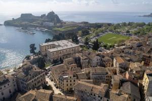 una vista aerea di una città e dell'acqua di Soma Lux Apartment! a Città di Corfù