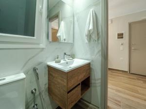 un bagno con lavandino e doccia in vetro di Soma Lux Apartment! a Città di Corfù