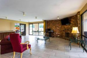 Indianola的住宿－Quality Inn，带沙发和砖墙的客厅