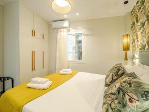 una camera da letto con un letto grande con asciugamani sopra di Soma Lux Apartment! a Città di Corfù