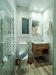 un bagno con un water e un lavandino di Soma Lux Apartment! a Città di Corfù