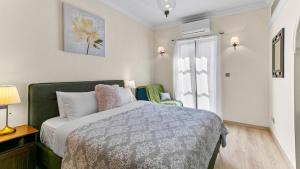 un dormitorio con una cama y una ventana en Beautiful Apartment APJ03 - Anesi, Aphrodite Hills, en Kouklia 27 fotos más