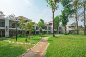 een uitzicht op een gebouw met een tuin bij Comsaed River Kwai Resort SHA in Kanchanaburi