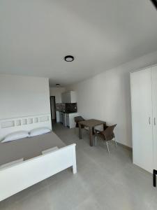 una camera con letto, scrivania e tavolo di Top Apartments a Dobra Voda