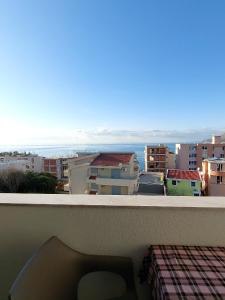 balcón con vistas al océano y a los edificios en Top Apartments, en Dobra Voda