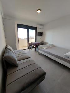 una camera con divano, letto e tavolo di Top Apartments a Dobra Voda