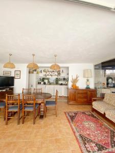 Il comprend une cuisine et un salon avec une table et des chaises. dans l'établissement La depandance di Villa Rosa locazioni brevi, à Mondello