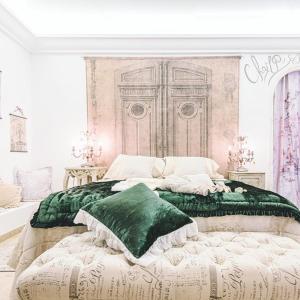 - une chambre avec 2 lits verts et blancs dans l'établissement La Dolce Vita à Epernay, à Épernay