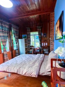 ein Schlafzimmer mit einem großen Bett in einem Zimmer in der Unterkunft Dorry Le's House in Gia Nghĩa