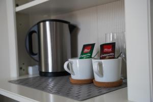 Villa Olea في سيموني: ثلاثة أكواب قهوة موجودة على منضدة في المطبخ