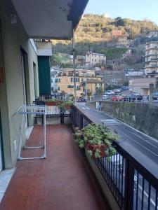 d'un balcon avec des plantes. dans l'établissement ROSY HOUSE, à Gênes