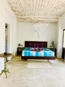 1 dormitorio con 1 cama con techo de madera en Mountain seaview Cabanas, en Tangalle