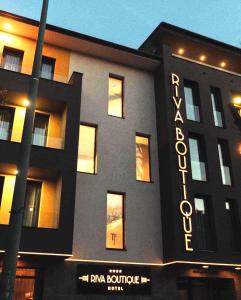 um edifício preto com uma placa que lê Roma boutique em RIVA Boutique Hotel em Szeged