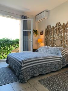 A bed or beds in a room at Maison de 4 chambres avec piscine partagee jardin clos et wifi a Gassin a 2 km de la plage