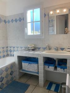 A bathroom at Maison de 4 chambres avec piscine partagee jardin clos et wifi a Gassin a 2 km de la plage