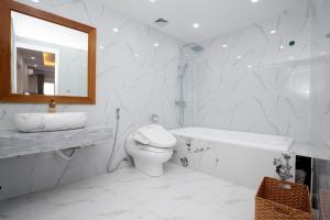 ein Badezimmer mit einem WC, einem Waschbecken und einem Spiegel in der Unterkunft Sumitomo 6 Apartment _ No 12 lane 523 Kim Ma street in Hanoi