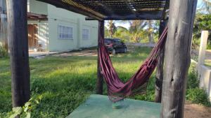 a hammock in the yard of a house at Casa de praia em Canavieiras in Canavieiras