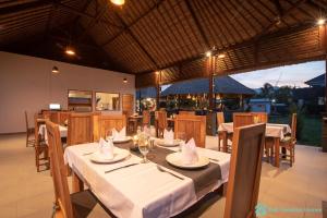 comedor con mesa y mantel blanco en Premium 4BR Villa + Private Pool +Ocean view!, en Tegallengah