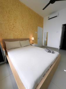 1 dormitorio con 1 cama blanca grande en una habitación en [3BR, 5px] Lavile @ Sunway Velocity Mall, en Kuala Lumpur