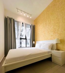 Schlafzimmer mit einem großen Bett und einem Fenster in der Unterkunft [3BR, 5px] Lavile @ Sunway Velocity Mall in Kuala Lumpur
