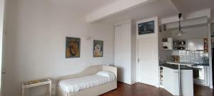 un soggiorno bianco con una panca bianca in una stanza di Coccolo Apartment Montfleury a Cannes