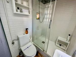 Koupelna v ubytování ツ Loft with Private Terrace 5 Minutes Walking from the Beach + 34 fotografií