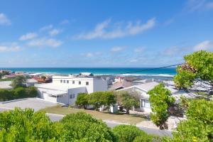 una vista aérea de una casa blanca y del océano en Happy Tides In Struisbaai, en Struisbaai