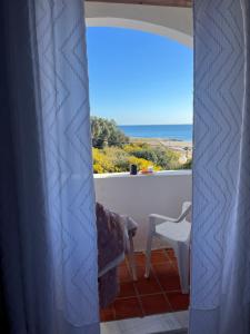 Habitación con vistas al océano a través de una ventana en Mojacar Casa El Cantal Playa con vistas la Mar, en Mojácar