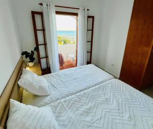 Postel nebo postele na pokoji v ubytování Mojacar Casa El Cantal Playa con vistas la Mar