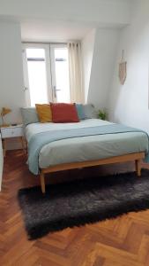 Un pat sau paturi într-o cameră la Charming bedroom in artist studio