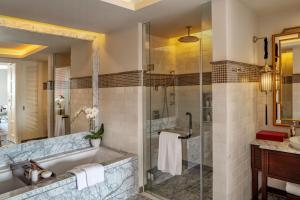 W łazience znajduje się wanna i przeszklony prysznic. w obiekcie Mia Saigon – Luxury Boutique Hotel w Ho Chi Minh