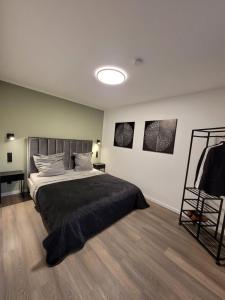um quarto com uma cama grande num quarto em Egge Resort 7d Viaduktblick, Balkon em Altenbeken