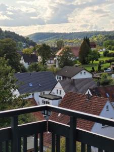 uma vista a partir da varanda de uma aldeia em Egge Resort 7d Viaduktblick, Balkon em Altenbeken