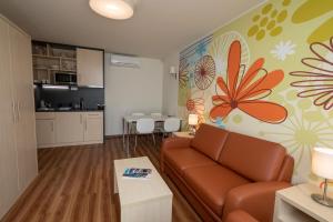 a living room with a couch and a kitchen at A Mi Házunk in Gyenesdiás