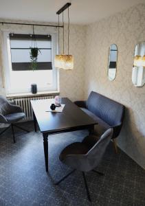 sala de estar con mesa, sillas y sofá en Angela Apartments, en Würzburg