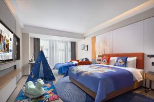 Postel nebo postele na pokoji v ubytování Hampton by Hilton Shenzhen Futian Huaqiangbei