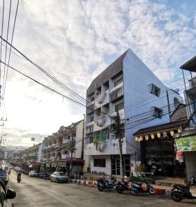 un edificio en una calle con motocicletas aparcadas delante en BETONG HELLO GUESTHOUSE, en Betong