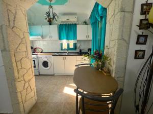 Η κουζίνα ή μικρή κουζίνα στο Smaragdi Apartment