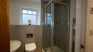 ein Badezimmer mit Dusche, Toilette und Waschbecken in der Unterkunft Northumberland Luxury Stays - The Galloway in West Chevington + 31 Fotos