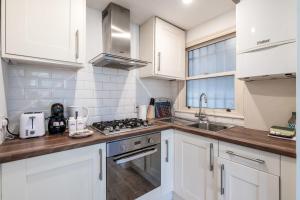Dapur atau dapur kecil di Charming Wandsworth Common Flat