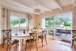 a dining room with a table and chairs at Adresse privilegiee a Ars-en-Re in Ars-en-Ré